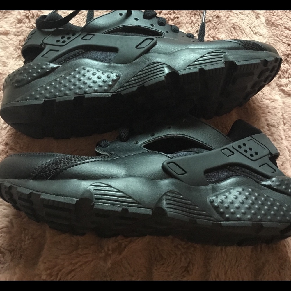 Nike Hurraches triple black gs 7y